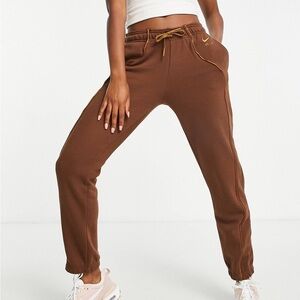 Nike Air Fleece Sweatpants in brown |  size small